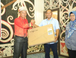 Bupati Lakukan Uji Coba Jaringan Starlink di Desa Blank Spot